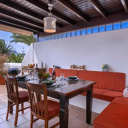 Casa Karoline With A Sunny Terrace, Heated Pool, Comfort And Privacy In A Quiet Neighborhood Villa Playa Blanca (Lanzarote)