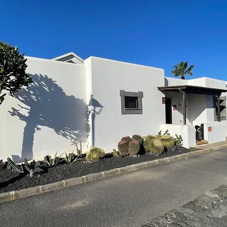 Villa Casa Karoline With A Sunny Terrace, Heated Pool, Comfort And Privacy In A Quiet Neighborhood Playa Blanca (Lanzarote)