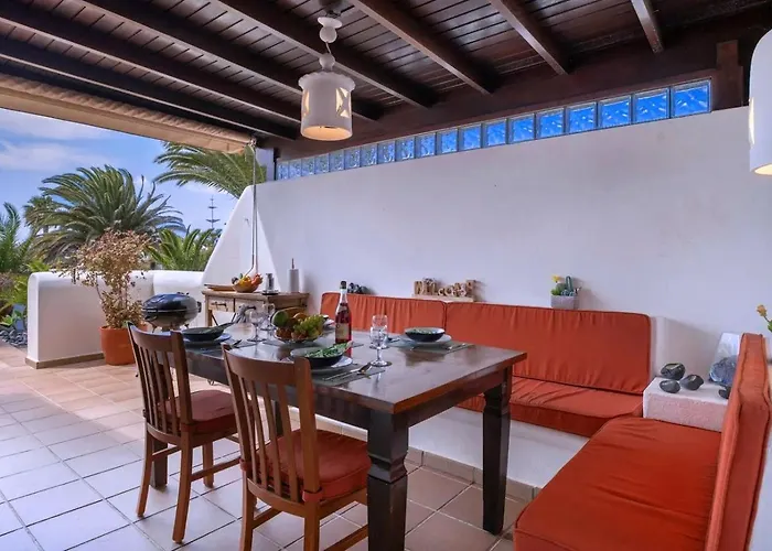 Casa Karoline With A Sunny Terrace, Heated Pool, Comfort And Privacy In A Quiet Neighborhood Villa Playa Blanca (Lanzarote)