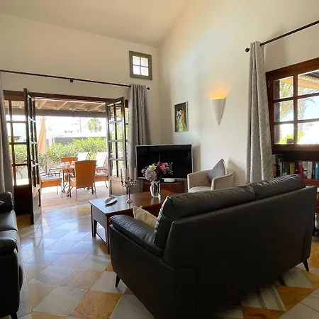 Villa Casa Karoline With A Sunny Terrace, Heated Pool, Comfort And Privacy In A Quiet Neighborhood Playa Blanca